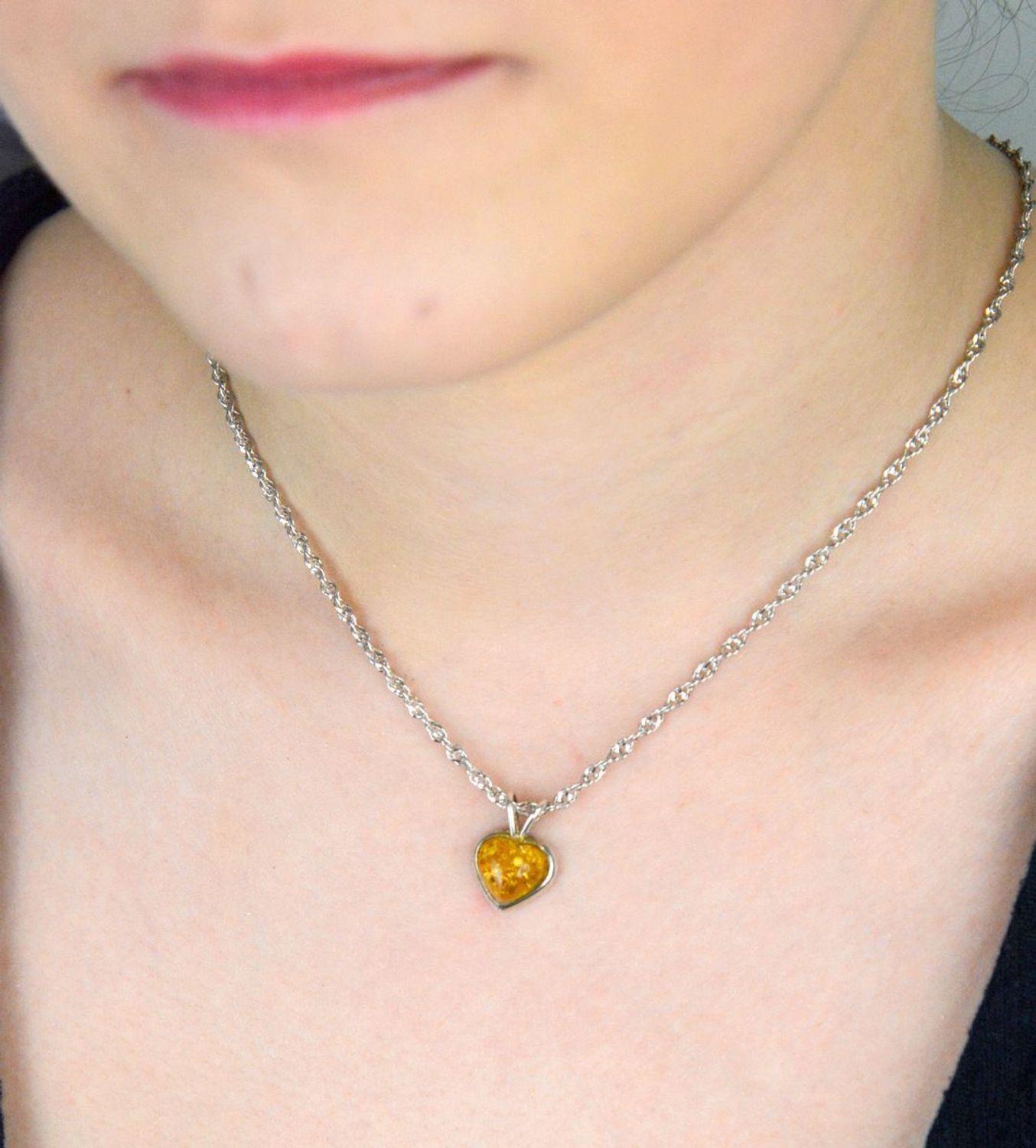 Srebrna zawieszka damska 925 bursztynowe serduszko DIA-ZAW-9914-925. Srebrna zawieszka damska. Srebrna zawieszka idealna na prezent. Zawieszka damska z kamieniem. Zawieszka srebrna damska z bursztynem bałtyckim..jpg