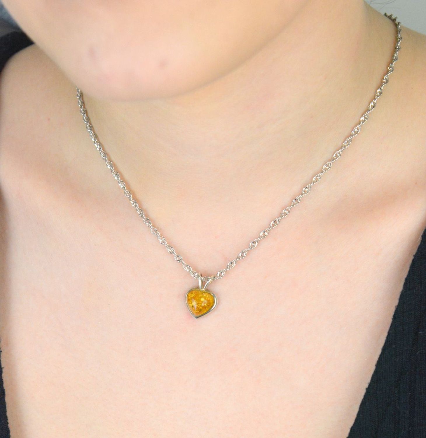 Srebrna zawieszka damska 925 bursztynowe serduszko DIA-ZAW-9914-925. Srebrna zawieszka damska. Srebrna zawieszka idealna na prezent. Zawieszka damska z kamieniem. Zawieszka srebrna damska z bursztynem bałtyckim..jpg