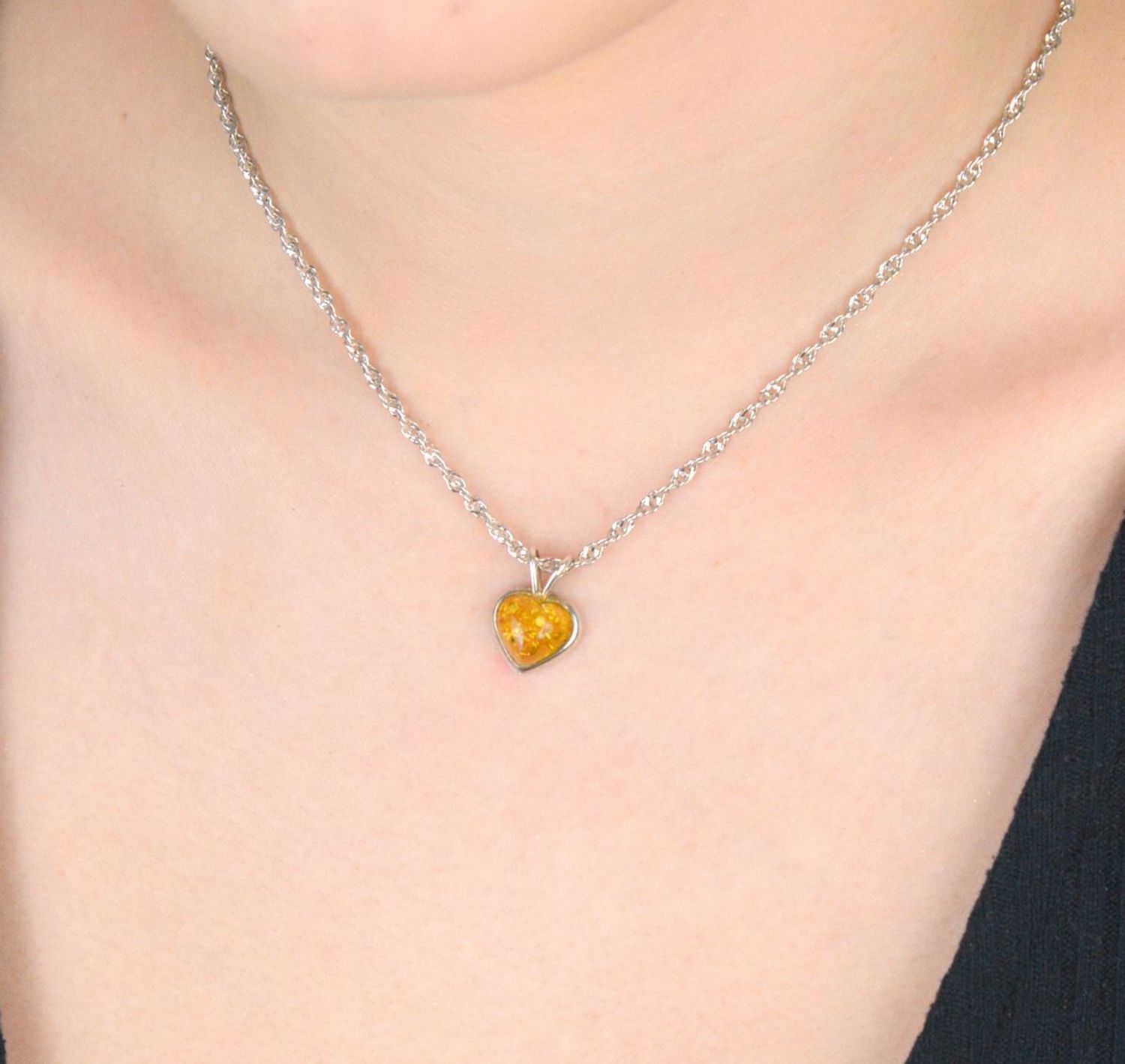 Srebrna zawieszka damska 925 bursztynowe serduszko DIA-ZAW-9914-925. Srebrna zawieszka damska. Srebrna zawieszka idealna na prezent. Zawieszka damska z kamieniem. Zawieszka srebrna damska z bursztynem bałtyckim..jpg