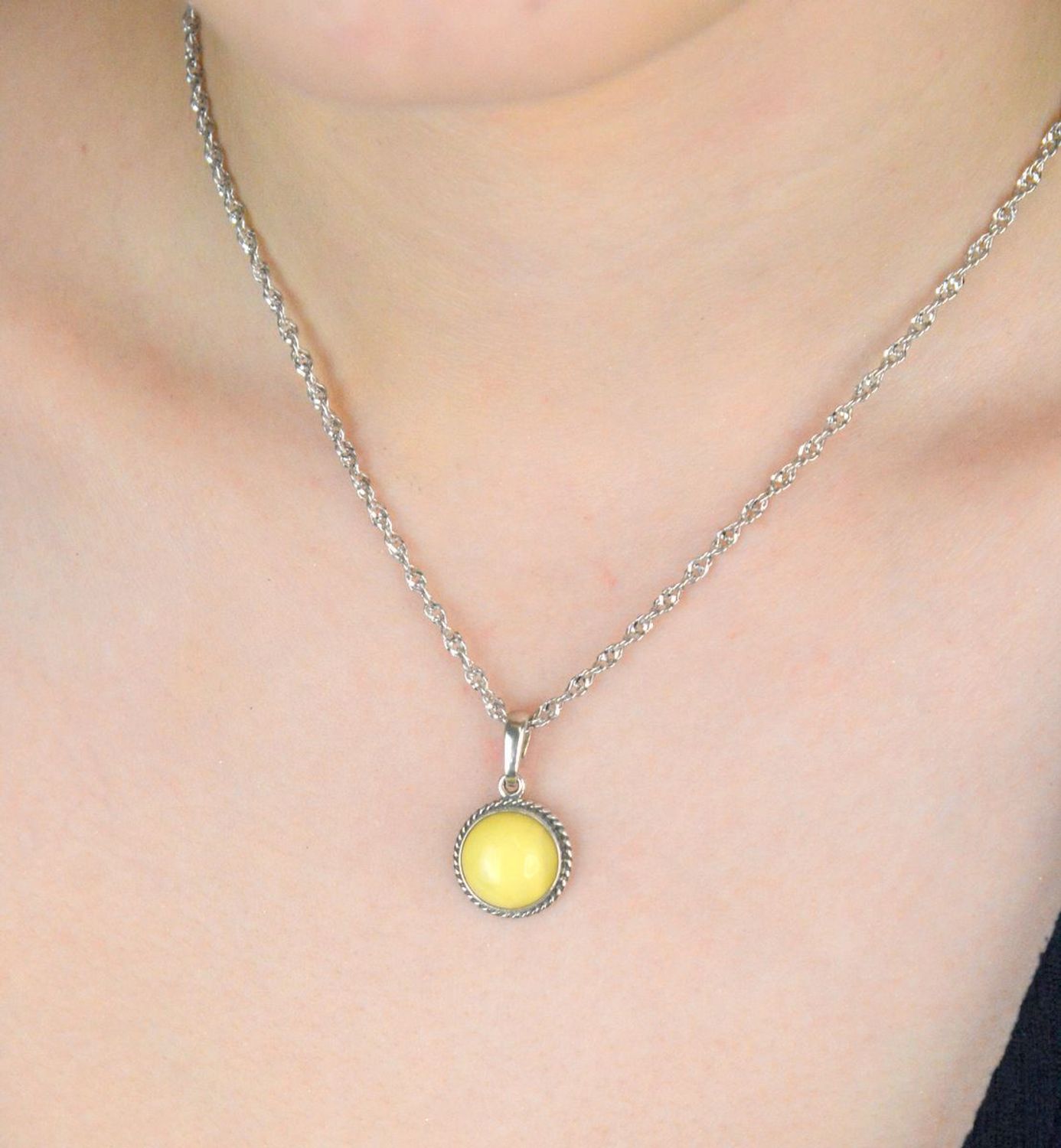 Srebrna zawieszka damska z mlecznym bursztynem o okrągłym kształcie DIA-ZAW-9915-925. Srebrna zawieszka damska. Srebrna zawieszka idealna na prezent. Zawieszka damska z kamieniem. Zawieszka srebrna damska z bursztynem bałtycki.jpg