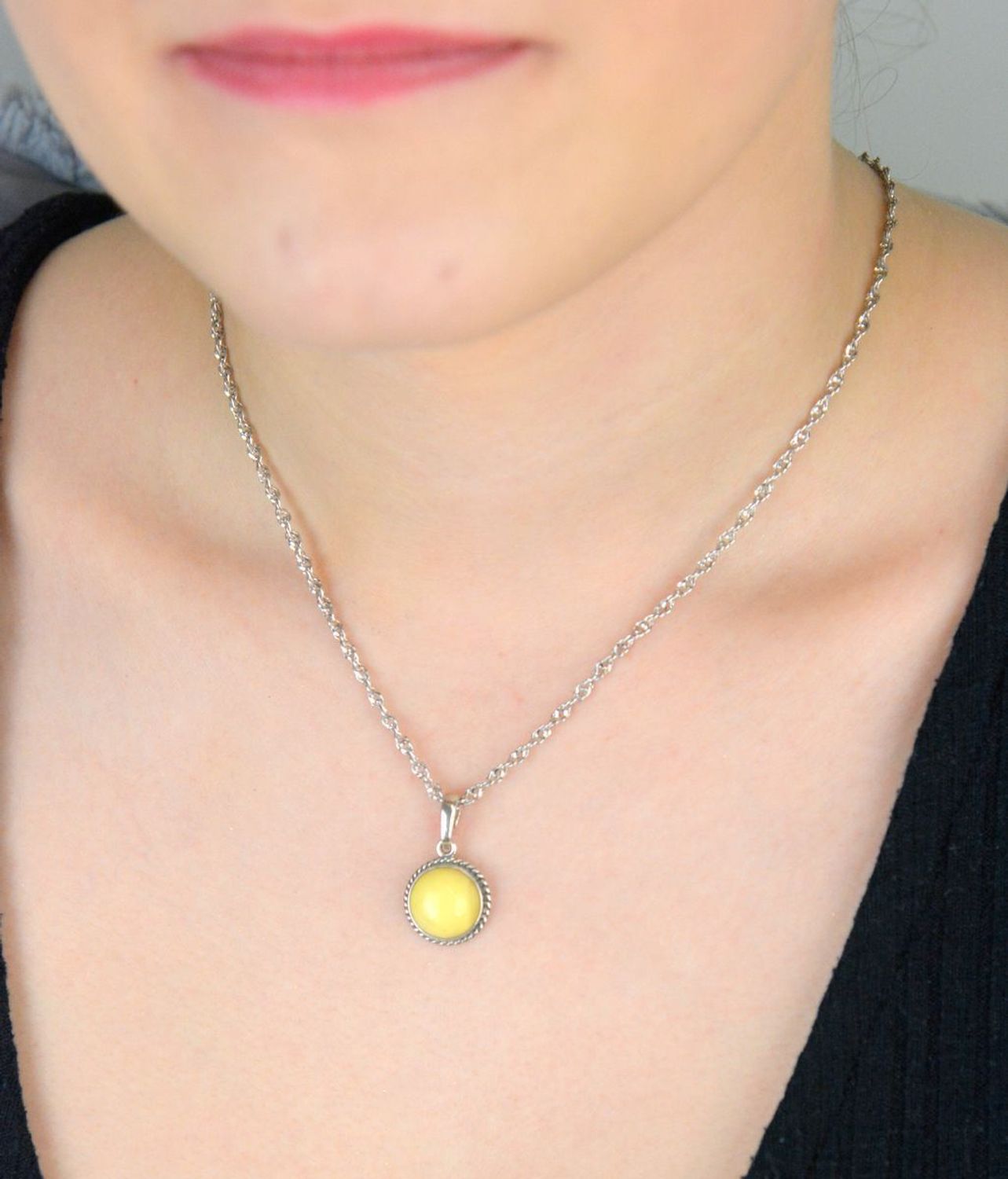 Srebrna zawieszka damska z mlecznym bursztynem o okrągłym kształcie DIA-ZAW-9915-925. Srebrna zawieszka damska. Srebrna zawieszka idealna na prezent. Zawieszka damska z kamieniem. Zawieszka srebrna damska z bursztynem bałtycki.jpg