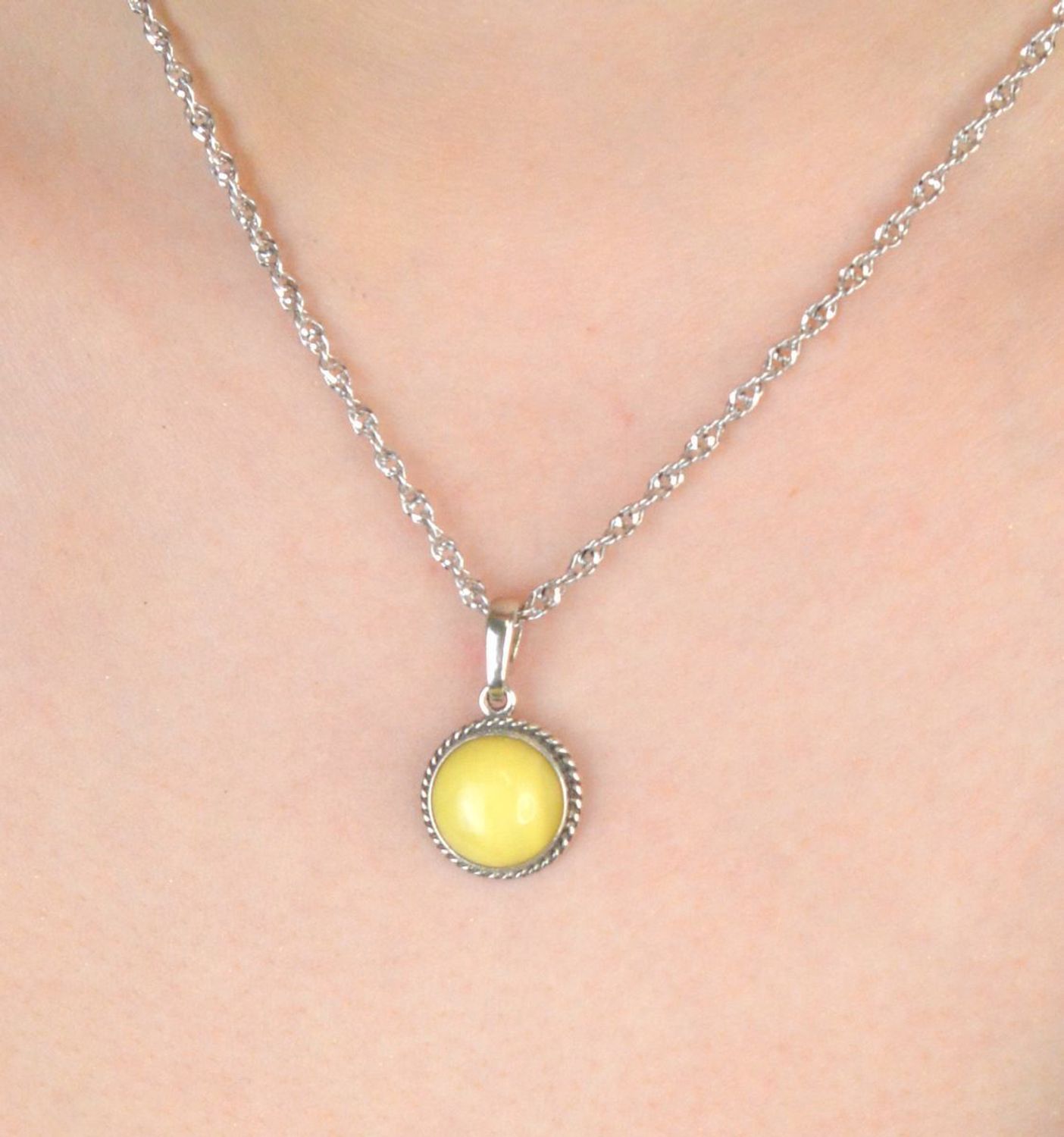 Srebrna zawieszka damska z mlecznym bursztynem o okrągłym kształcie DIA-ZAW-9915-925. Srebrna zawieszka damska. Srebrna zawieszka idealna na prezent. Zawieszka damska z kamieniem. Zawieszka srebrna damska z bursztynem bałtycki.jpg