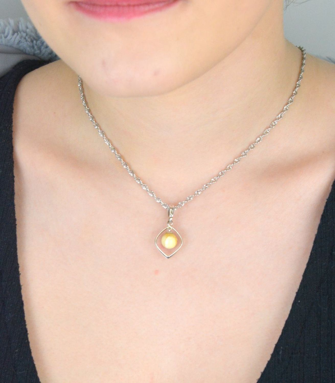 Srebrna zawieszka damska z bursztynową kuleczką  DIA-ZAW-9916-925. Srebrna zawieszka damska. Srebrna zawieszka idealna na prezent. Zawieszka damska z kamieniem. Zawieszka srebrna damska z bursztynem bałtyckim..jpg