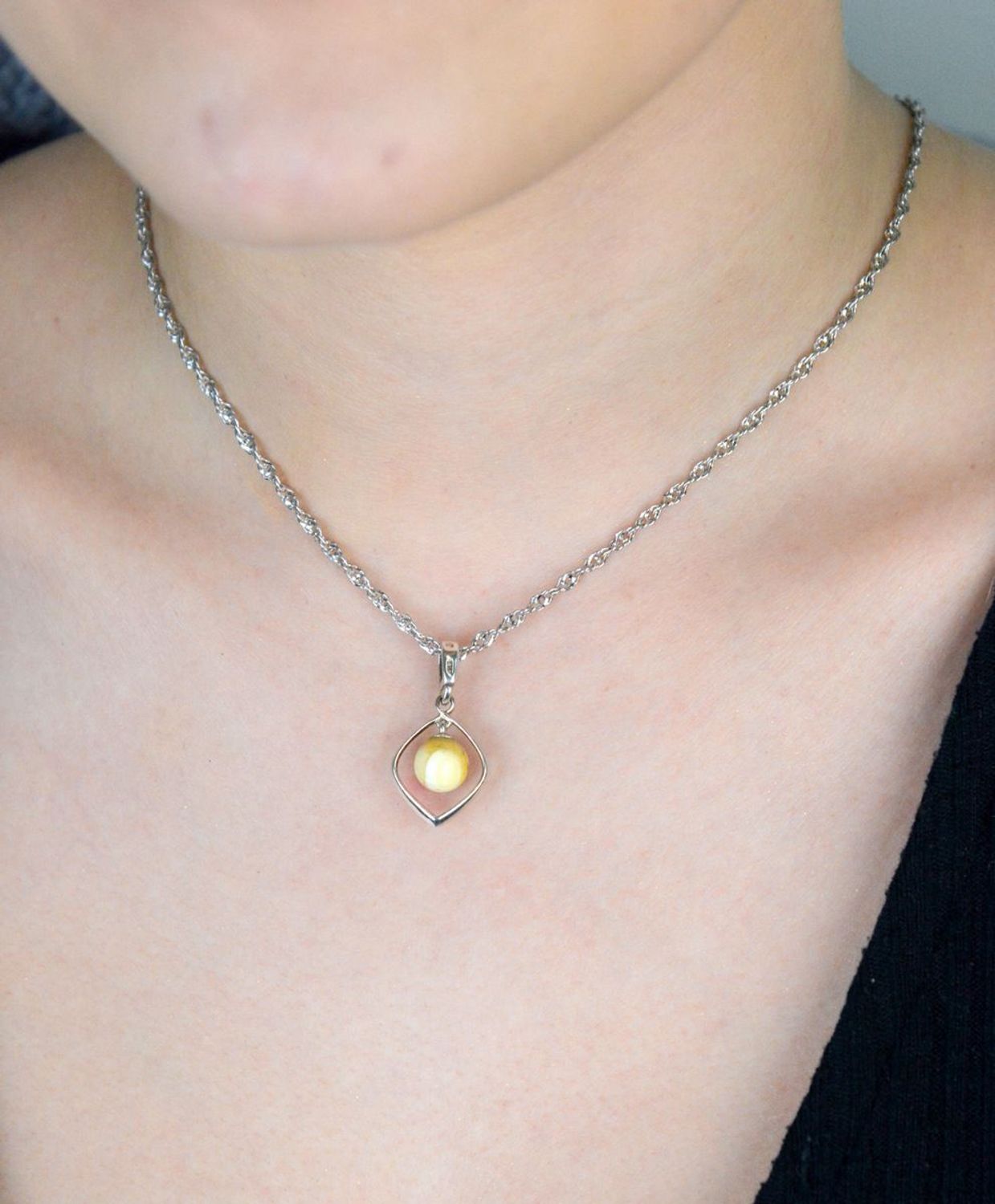 Srebrna zawieszka damska z bursztynową kuleczką  DIA-ZAW-9916-925. Srebrna zawieszka damska. Srebrna zawieszka idealna na prezent. Zawieszka damska z kamieniem. Zawieszka srebrna damska z bursztynem bałtyckim..jpg