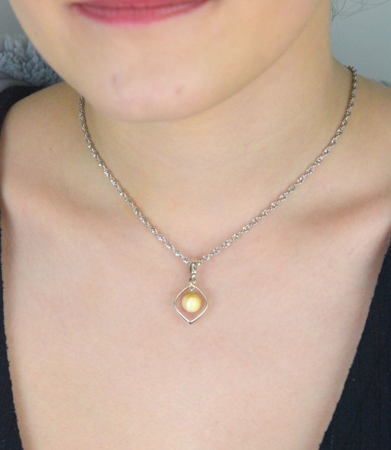 Srebrna zawieszka damska z bursztynową kuleczką  DIA-ZAW-9916-925. Srebrna zawieszka damska. Srebrna zawieszka idealna na prezent. Zawieszka damska z kamieniem. Zawieszka srebrna damska z bursztynem bałtyckim..jpg