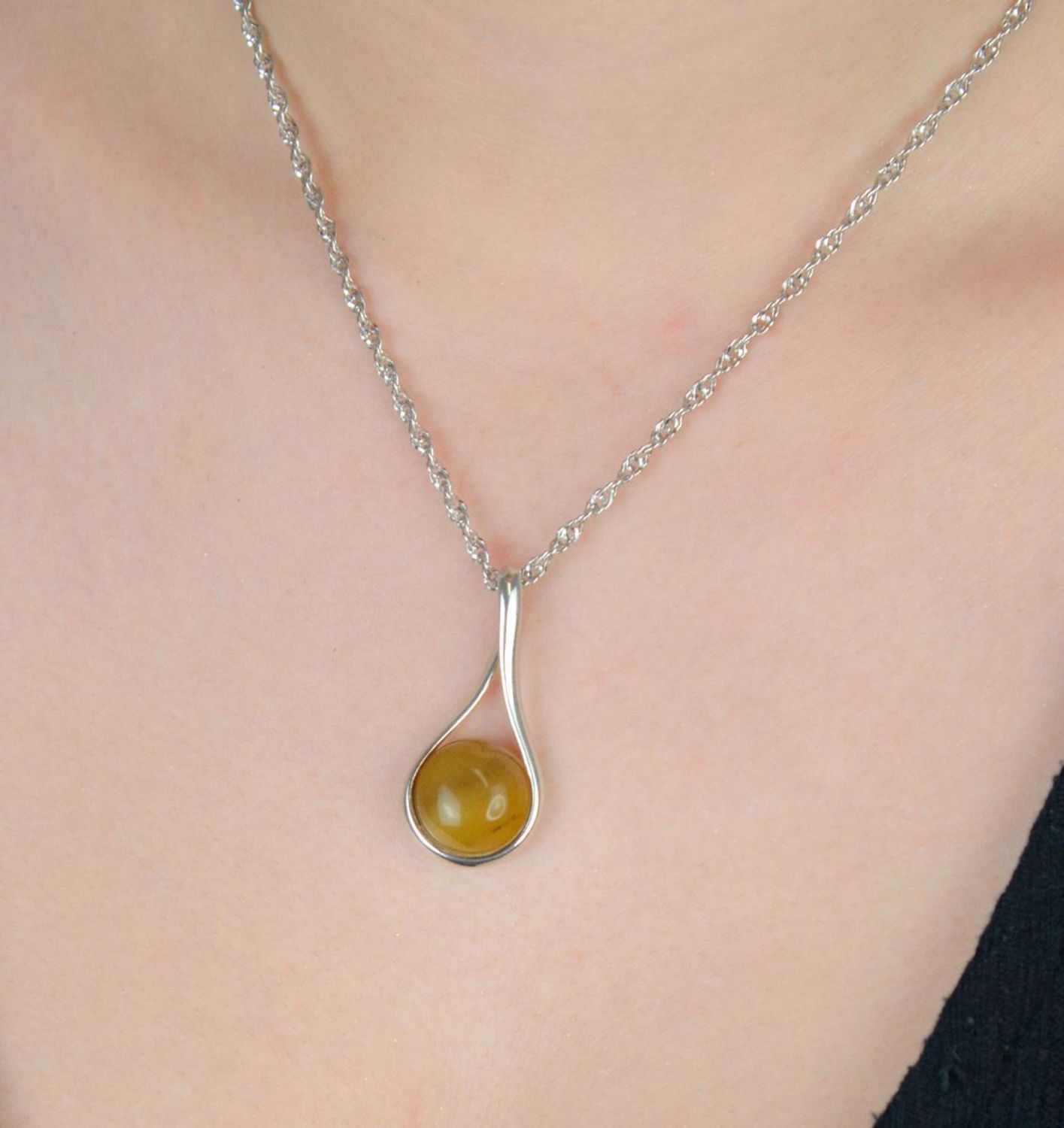 Srebrna zawieszka damska z bursztynem bałtyckim w piaskowym kolorze DIA-ZAW-9918-925. Srebrna zawieszka damska. Srebrna zawieszka idealna na prezent. Zawieszka damska z kamieniem. Zawieszka srebrna damska z bursztynem bałtycki.jpg