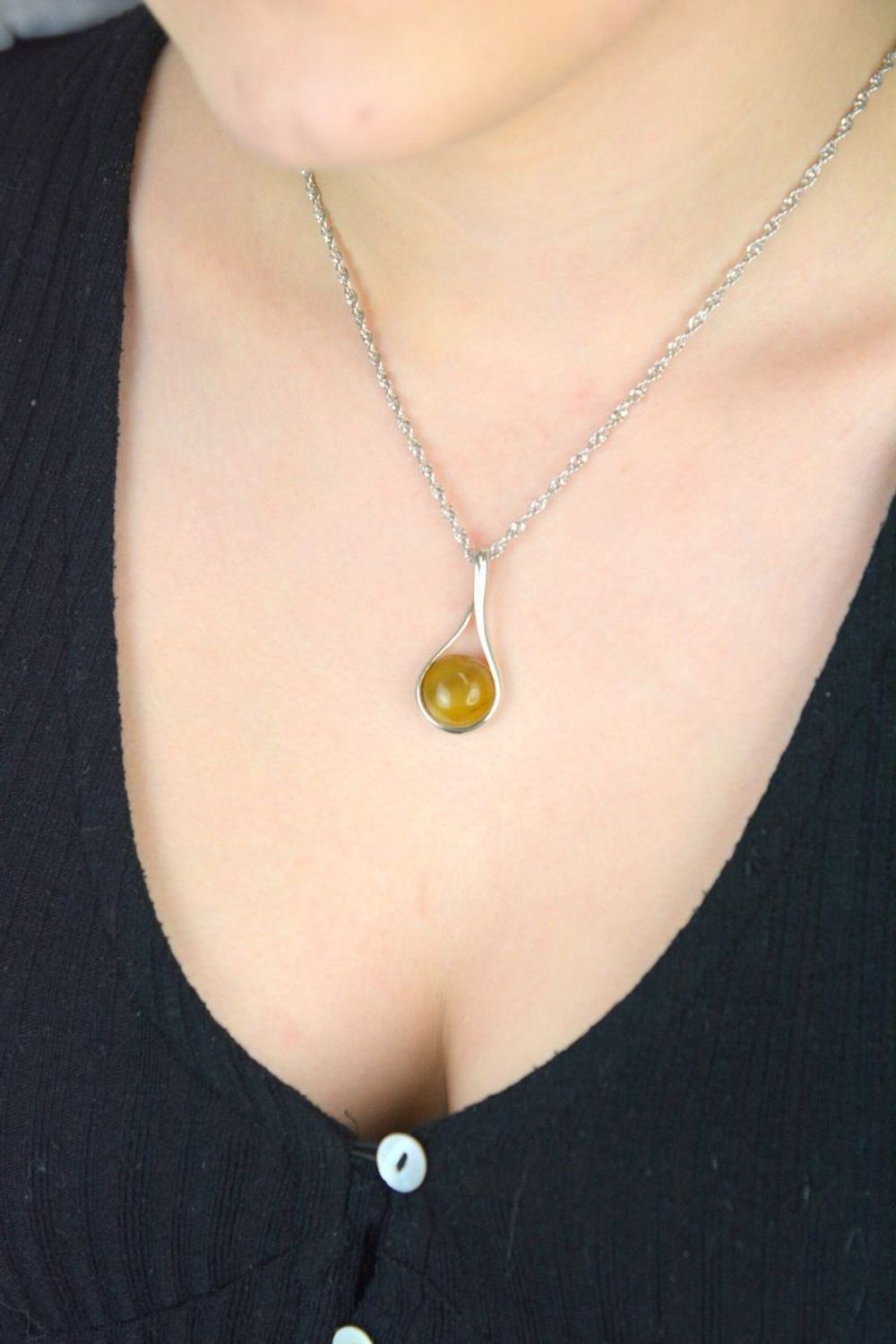 Srebrna zawieszka damska z bursztynem bałtyckim w piaskowym kolorze DIA-ZAW-9918-925. Srebrna zawieszka damska. Srebrna zawieszka idealna na prezent. Zawieszka damska z kamieniem. Zawieszka srebrna damska z bursztynem bałtycki.jpg