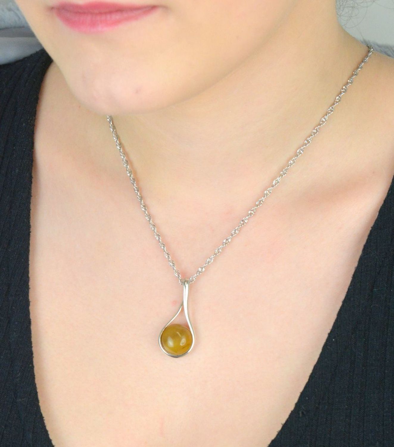 Srebrna zawieszka damska z bursztynem bałtyckim w piaskowym kolorze DIA-ZAW-9918-925. Srebrna zawieszka damska. Srebrna zawieszka idealna na prezent. Zawieszka damska z kamieniem. Zawieszka srebrna damska z bursztynem bałtycki.jpg