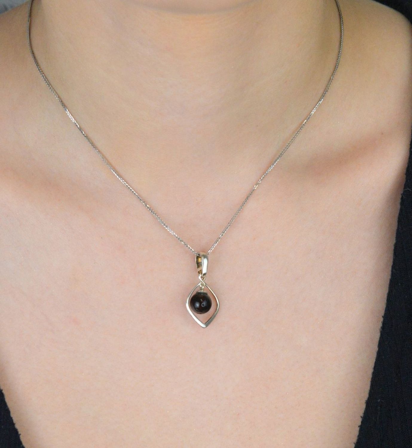 Srebrna zawieszka damska 925 bursztynowa kuleczka DIA-ZAW-9919-925. Srebrna zawieszka damska. Srebrna zawieszka idealna na prezent. Zawieszka damska z kamieniem. Zawieszka srebrna damska z bursztynem bałtyckim..jpg