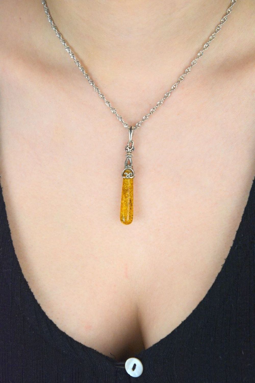 Srebrna zawieszka damska sopelek z miodowym bursztynem bałtyckim DIA-ZAW-9920-925. Srebrna zawieszka damska. Srebrna zawieszka idealna na prezent. Zawieszka damska z kamieniem. Zawieszka srebrna damska z bursztynem bałtyckim..jpg