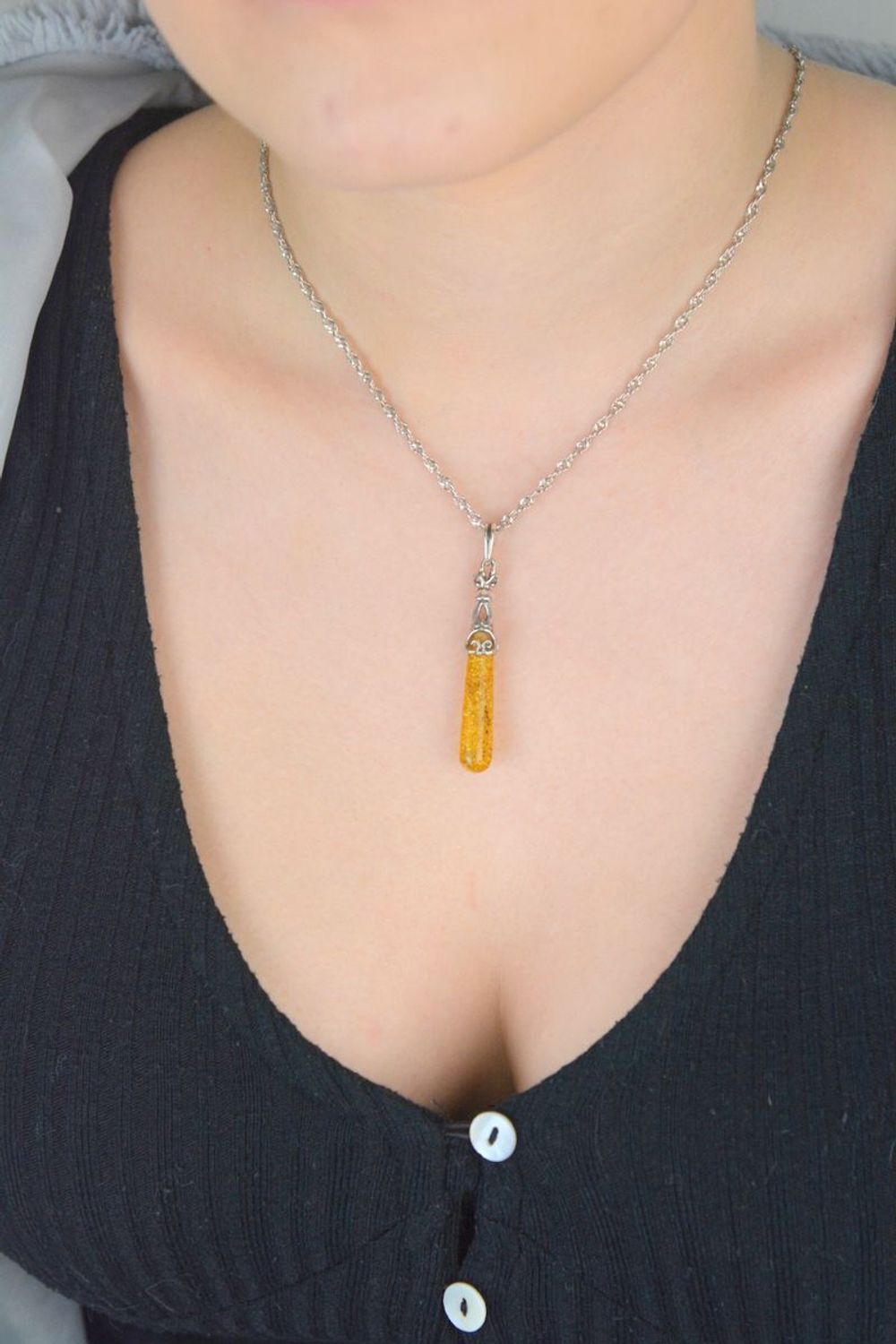 Srebrna zawieszka damska sopelek z miodowym bursztynem bałtyckim DIA-ZAW-9920-925. Srebrna zawieszka damska. Srebrna zawieszka idealna na prezent. Zawieszka damska z kamieniem. Zawieszka srebrna damska z bursztynem bałtyckim..jpg