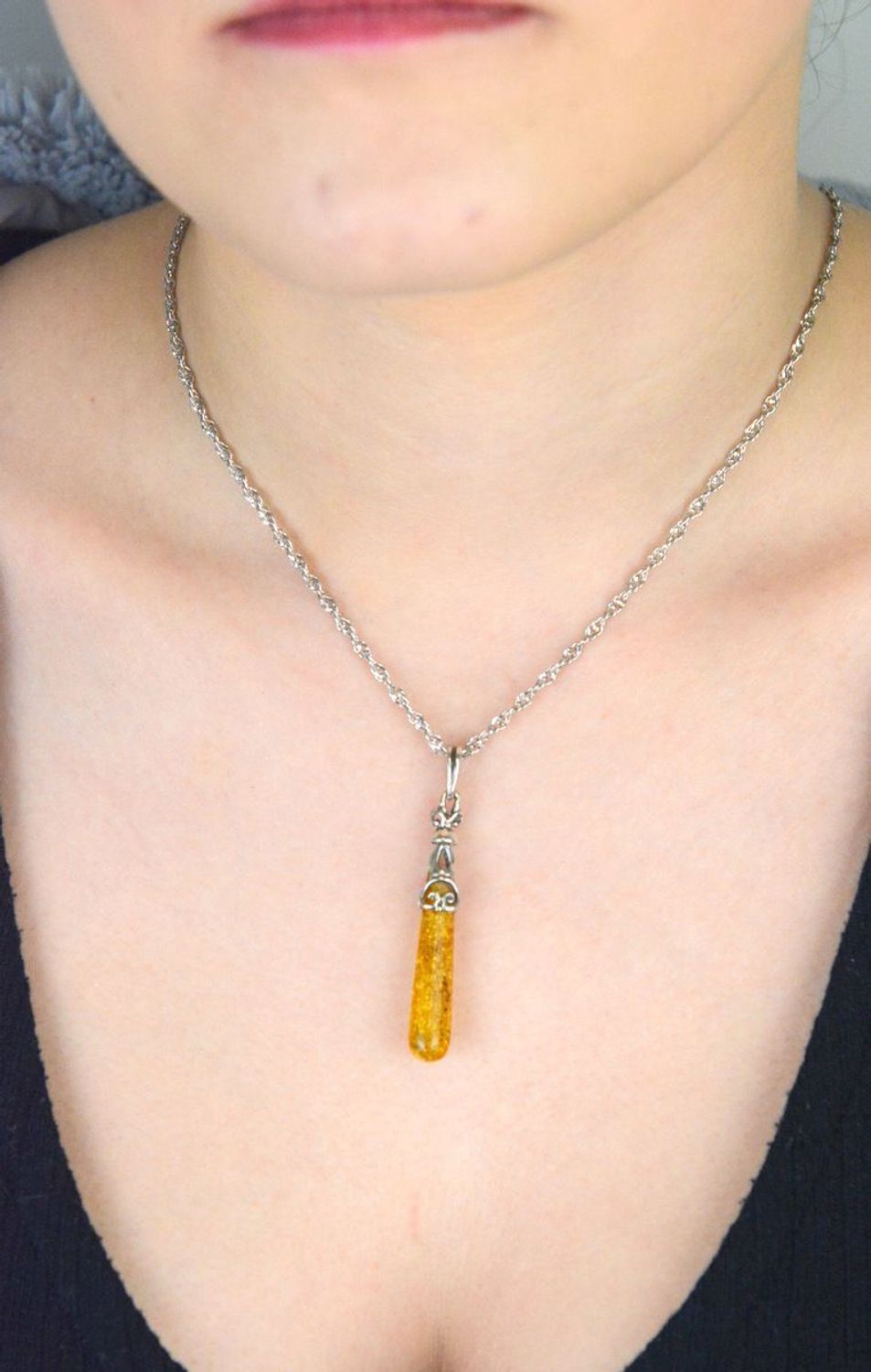 Srebrna zawieszka damska sopelek z miodowym bursztynem bałtyckim DIA-ZAW-9920-925. Srebrna zawieszka damska. Srebrna zawieszka idealna na prezent. Zawieszka damska z kamieniem. Zawieszka srebrna damska z bursztynem bałtyckim..jpg