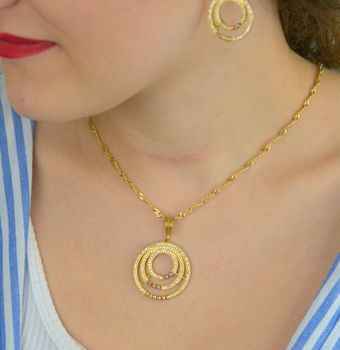 Srebrna zawieszka okrągła pozłacana z cyrkoniami DIA-ZAW-9992-925. Srebrna zawieszka damska okrągła. Zawieszka srebrna damska pozłacana z cyrkoniami. Zawieszka pozłacana o okrągłym kształcie idealna na lato. Zawieszka idea (1).JPG