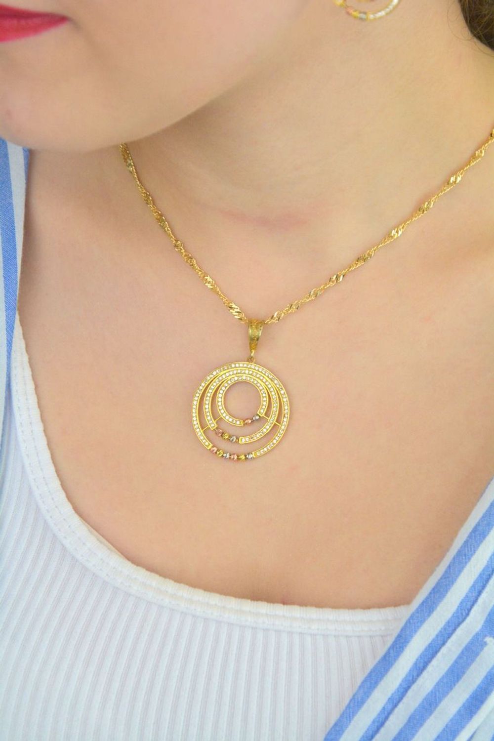 Srebrna zawieszka okrągła pozłacana z cyrkoniami DIA-ZAW-9992-925. Srebrna zawieszka damska okrągła. Zawieszka srebrna damska pozłacana z cyrkoniami. Zawieszka pozłacana o okrągłym kształcie idealna na lato. Zawieszka idealny.jpg