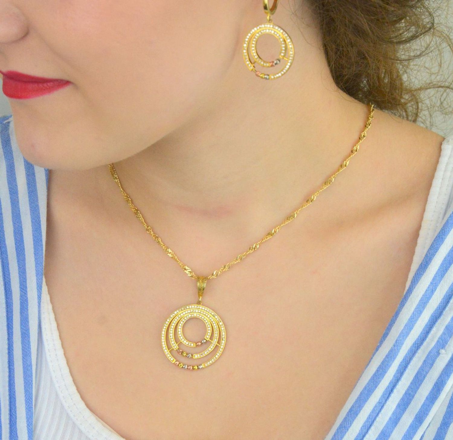 Srebrna zawieszka okrągła pozłacana z cyrkoniami DIA-ZAW-9992-925. Srebrna zawieszka damska okrągła. Zawieszka srebrna damska pozłacana z cyrkoniami. Zawieszka pozłacana o okrągłym kształcie idealna na lato. Zawieszka idealny.jpg