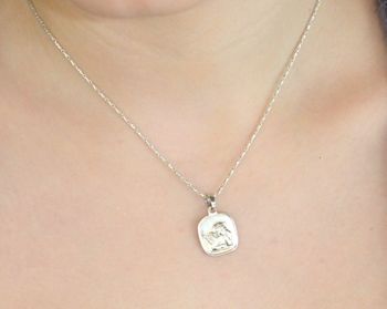 Medalik srebrny Ag 925 w kształcie Aniołka. Wymiary 2,0 x 1,3 cm, waga 2,10 g. Idealny do naszyjników i jako symbol ochrony i opieki (1).JPG