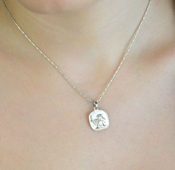 Medalik srebrny Ag 925 w kształcie Aniołka. Wymiary 2,0 x 1,3 cm, waga 2,10 g. Idealny do naszyjników i jako symbol ochrony i opieki (2).JPG