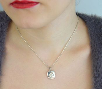 Medalik srebrny Ag 925 w kształcie Aniołka. Wymiary 2,0 x 1,3 cm, waga 2,10 g. Idealny do naszyjników i jako symbol ochrony i opieki (3).JPG