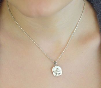 Medalik srebrny Ag 925 w kształcie Aniołka. Wymiary 2,0 x 1,3 cm, waga 2,10 g. Idealny do naszyjników i jako symbol ochrony i opieki (4).JPG