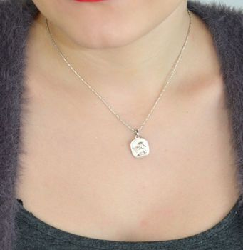 Medalik srebrny Ag 925 w kształcie Aniołka. Wymiary 2,0 x 1,3 cm, waga 2,10 g. Idealny do naszyjników i jako symbol ochrony i opieki (5).JPG