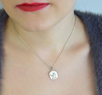 Medalik srebrny Ag 925 w kształcie Aniołka. Wymiary 2,0 x 1,3 cm, waga 2,10 g. Idealny do naszyjników i jako symbol ochrony i opieki (6).JPG