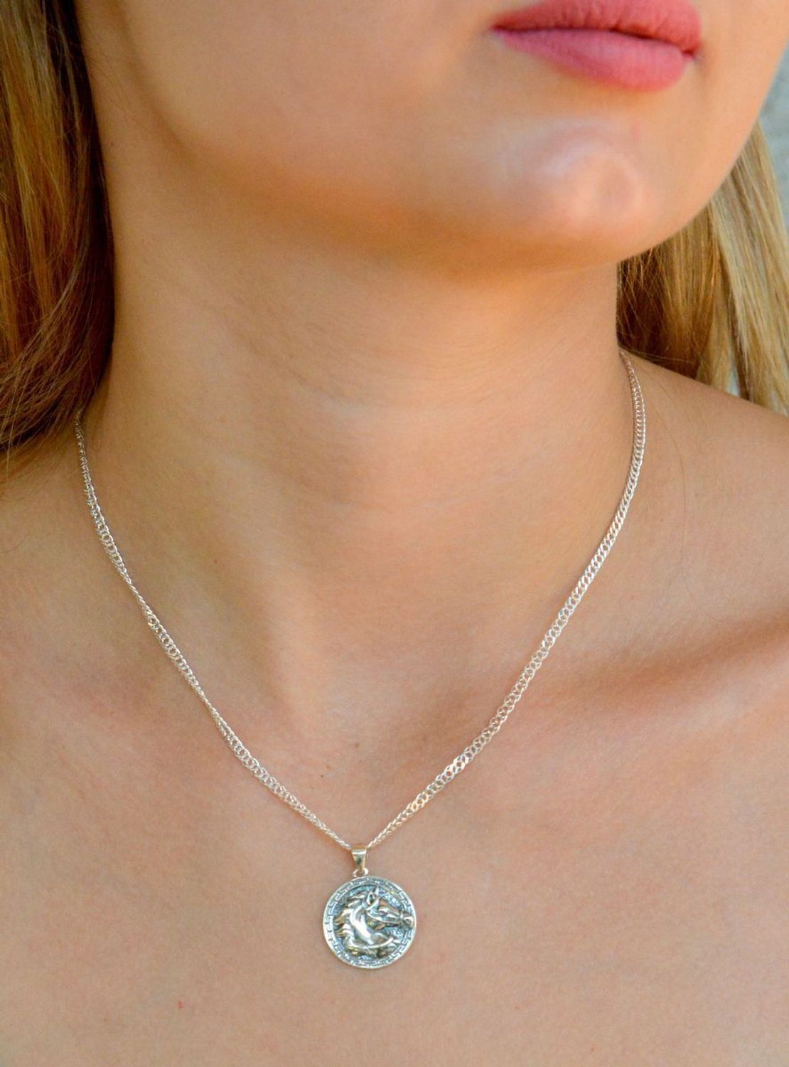 Srebrna zawieszka okrągła z wizerunkiem konia.jpg