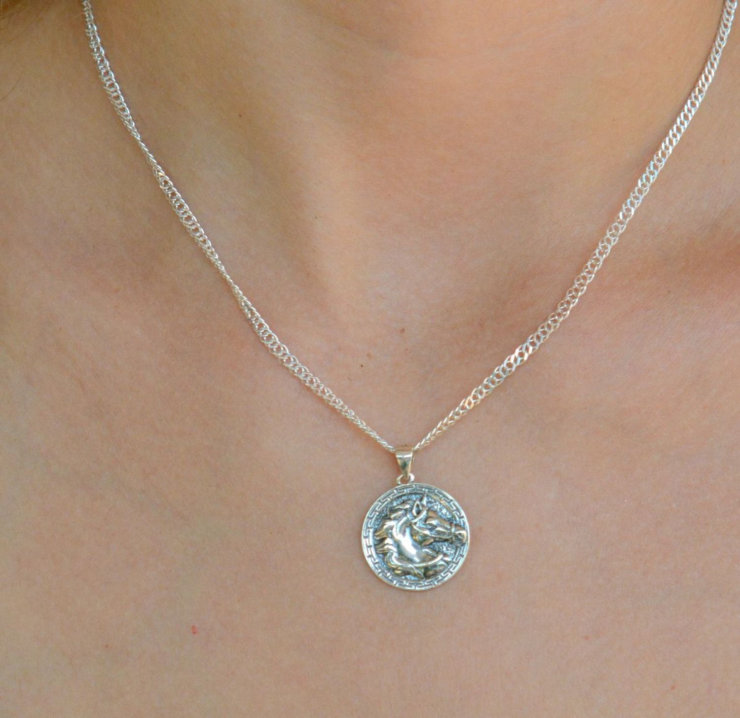 Srebrna zawieszka okrągła z wizerunkiem konia.jpg