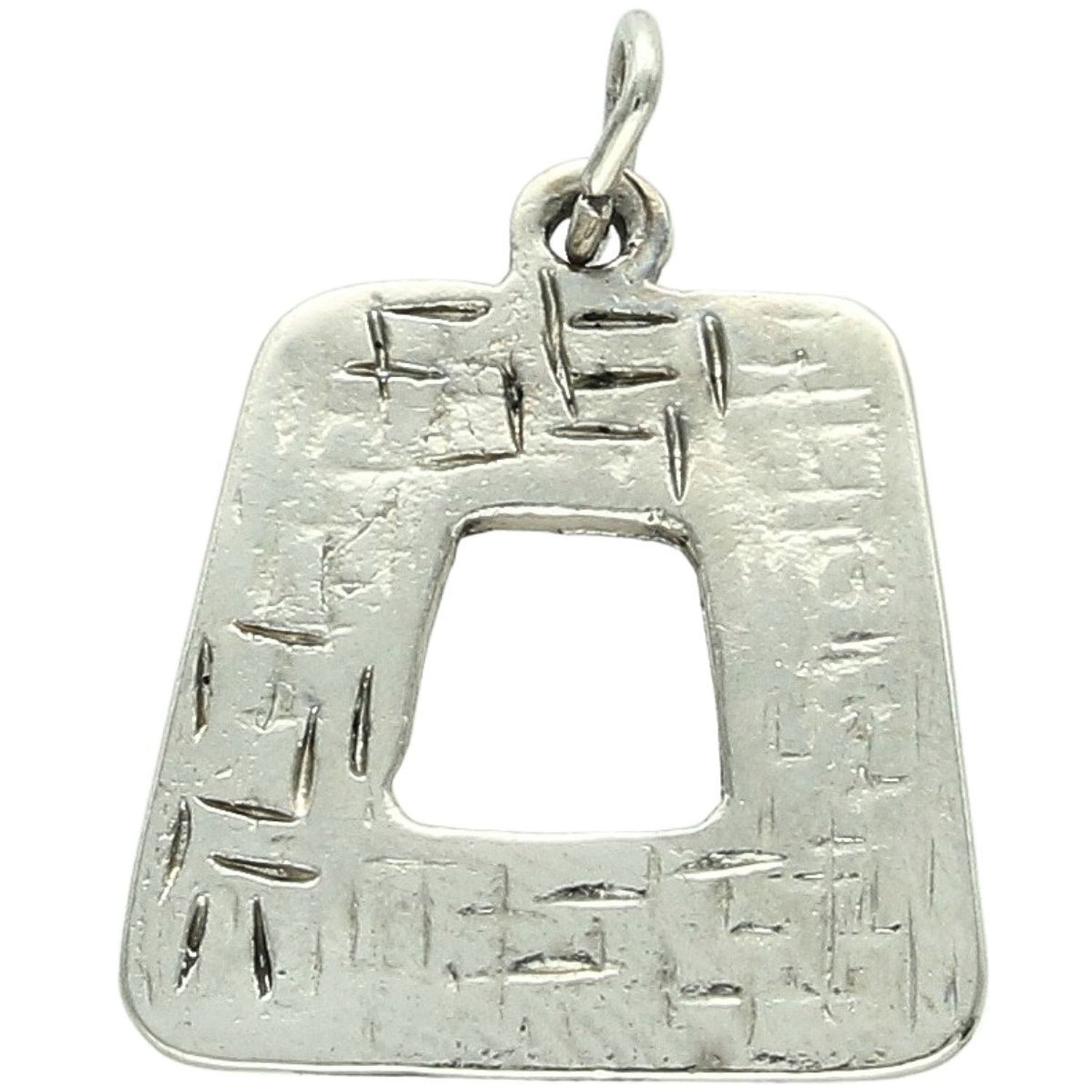 Nowoczesna srebrna zawieszka próby 925 o geometrycznym kształcie, zdobiona dekoracyjnym wzorem. Lekka, elegancka i idealna na prezent.1.jpg