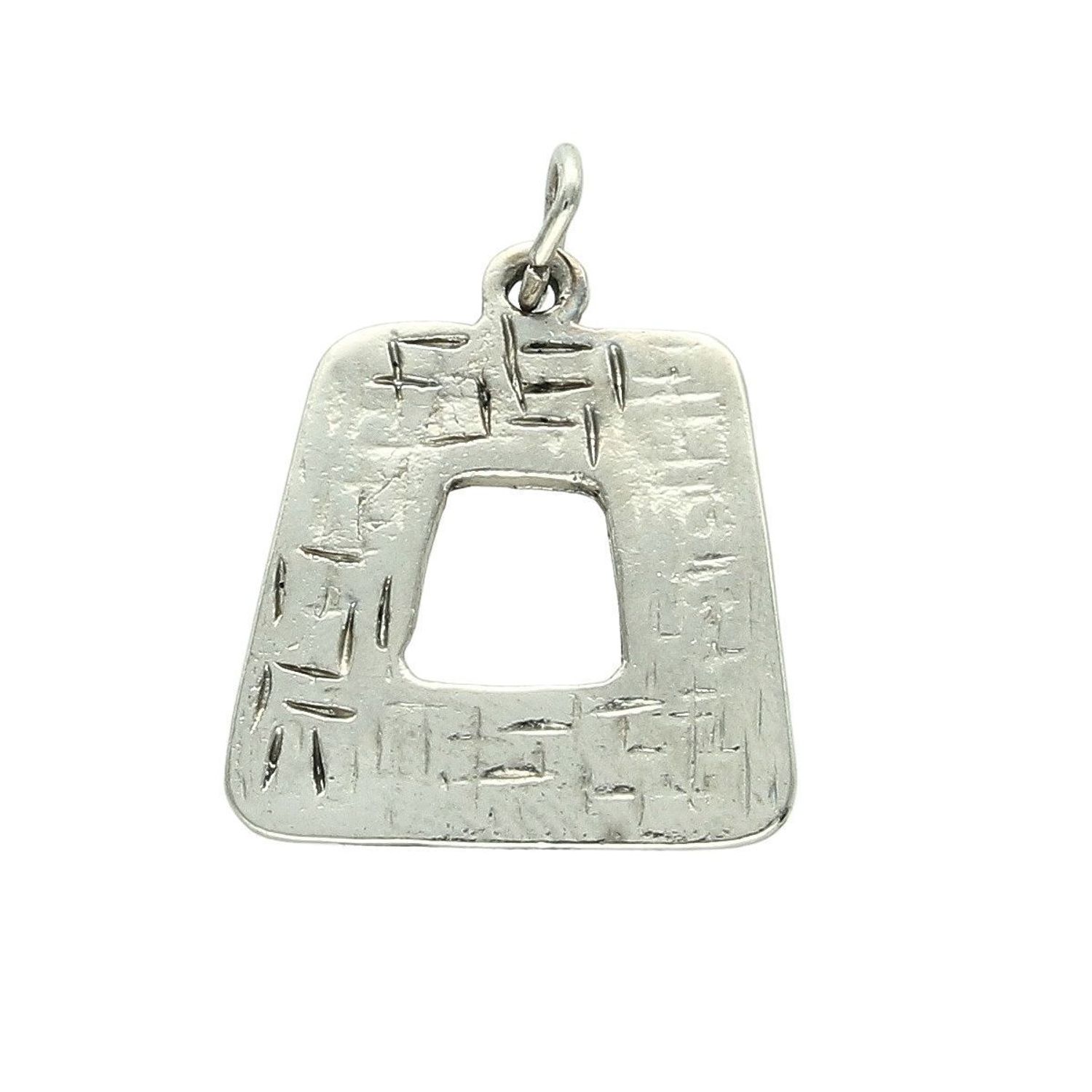 Nowoczesna srebrna zawieszka próby 925 o geometrycznym kształcie, zdobiona dekoracyjnym wzorem. Lekka, elegancka i idealna na prezent.1.jpg