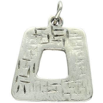 Nowoczesna srebrna zawieszka próby 925 o geometrycznym kształcie, zdobiona dekoracyjnym wzorem. Lekka, elegancka i idealna na prezent.1.jpg