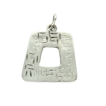 Nowoczesna srebrna zawieszka próby 925 o geometrycznym kształcie, zdobiona dekoracyjnym wzorem. Lekka, elegancka i idealna na prezent.2.jpg