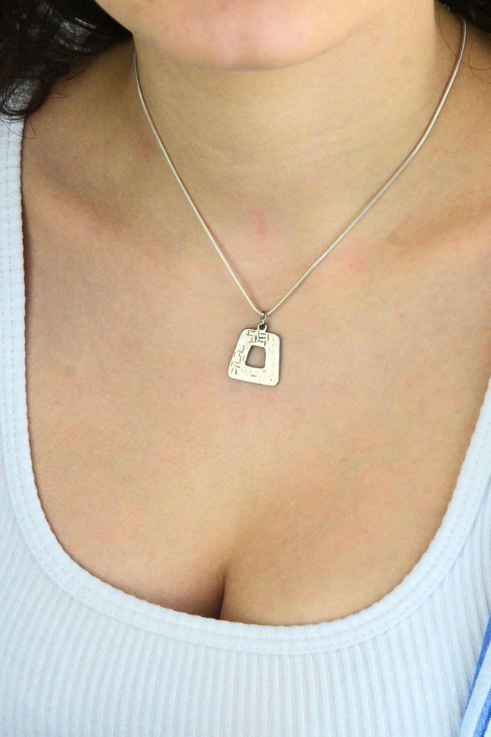 Nowoczesna srebrna zawieszka próby 925 o geometrycznym kształcie, zdobiona dekoracyjnym wzorem. Lekka, elegancka i idealna na prezent.1.jpg