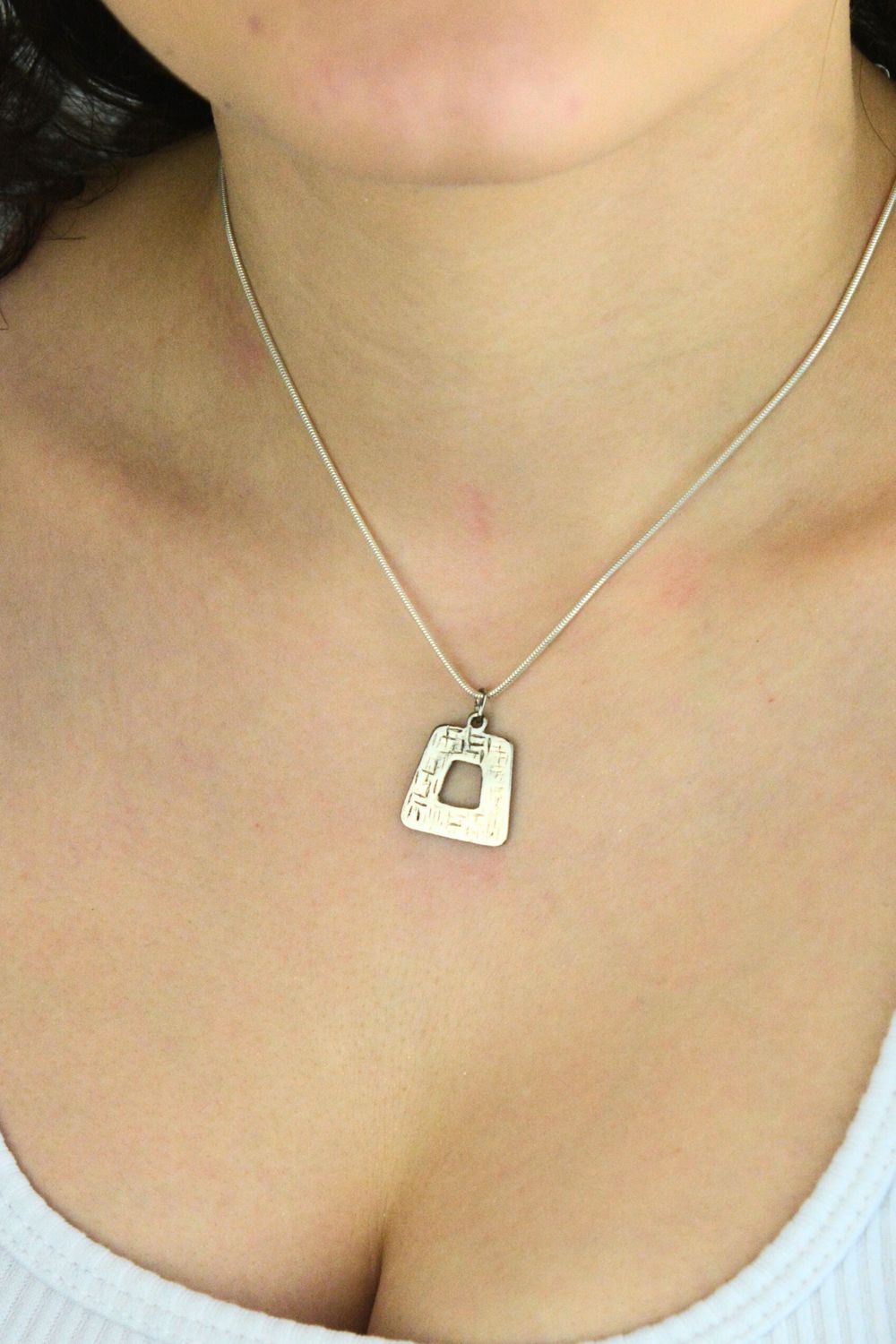 Nowoczesna srebrna zawieszka próby 925 o geometrycznym kształcie, zdobiona dekoracyjnym wzorem. Lekka, elegancka i idealna na prezent.1.jpg