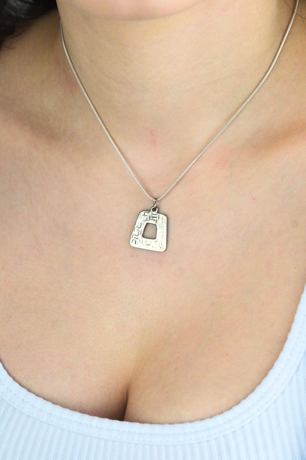 Nowoczesna srebrna zawieszka próby 925 o geometrycznym kształcie, zdobiona dekoracyjnym wzorem. Lekka, elegancka i idealna na prezent.1.jpg