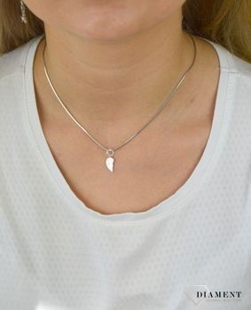 Zawieszka srebrna złamane serce dla dwojga DIA-ZAW-BFF1.  Zawieszka doskonała dla pary, przyjaciół, sióstr. Będzie doskonałym prezentem przypominającym o wspólnych chwilach.Zawieszka dla p.JPG