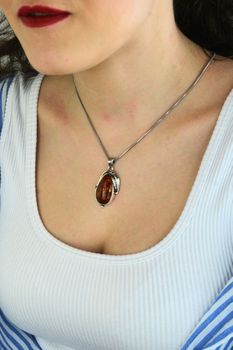 Srebrna zawieszka z bursztynem 925  Owalny wisiorek damski (1).jpg