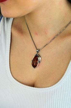 Srebrna zawieszka z bursztynem 925  Owalny wisiorek damski (2).jpg