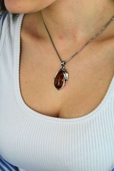 Srebrna zawieszka z bursztynem 925  Owalny wisiorek damski (4).jpg