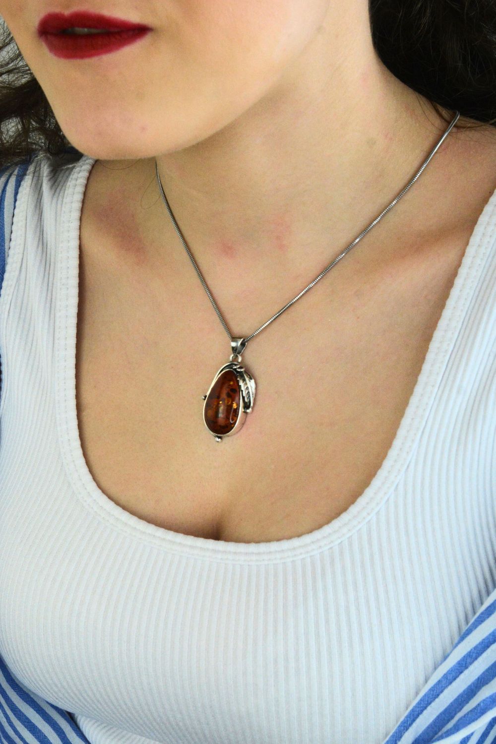 Elegancka srebrna zawieszka damska z naturalnym brązowym bursztynem. Owalny wisiorek ze srebra próby 925 o wadze 8,35 g, idealny na prezent.1.jpg