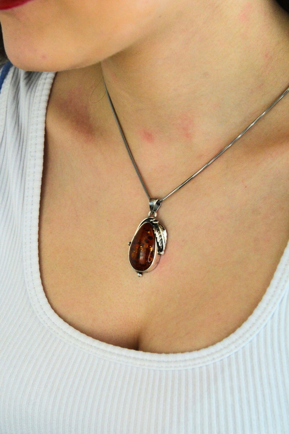 Elegancka srebrna zawieszka damska z naturalnym brązowym bursztynem. Owalny wisiorek ze srebra próby 925 o wadze 8,35 g, idealny na prezent.1.jpg