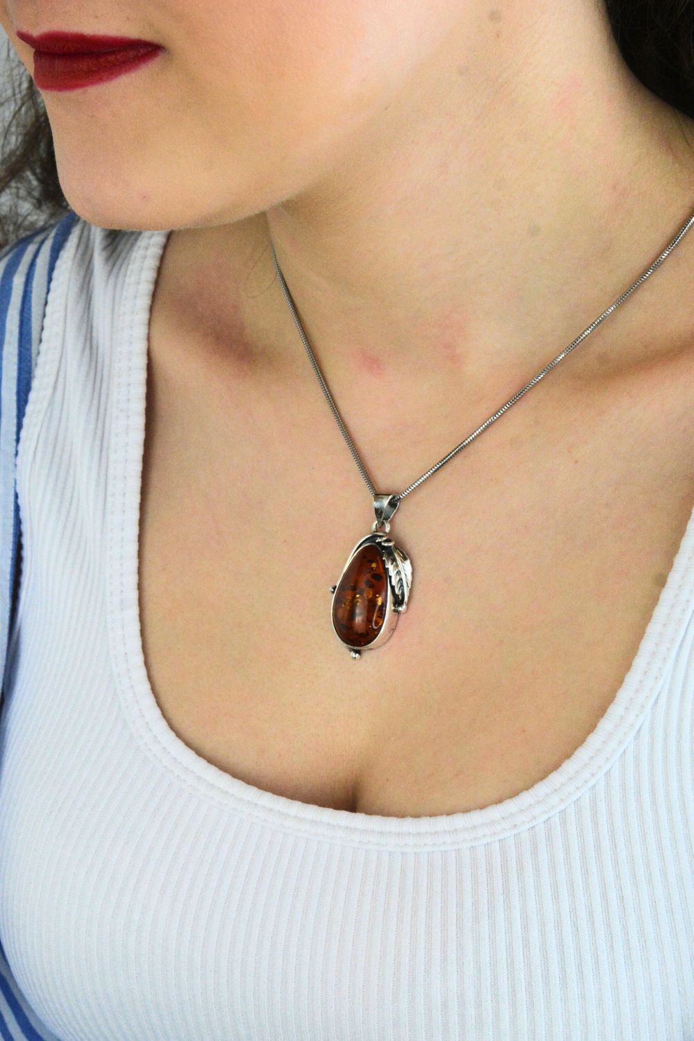 Elegancka srebrna zawieszka damska z naturalnym brązowym bursztynem. Owalny wisiorek ze srebra próby 925 o wadze 8,35 g, idealny na prezent.1.jpg