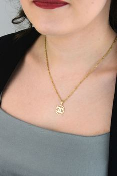 Złota zawieszka Chanel 585 – okrągła, elegancka biżuteria (1).jpg