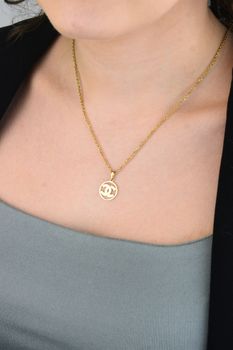 Złota zawieszka Chanel 585 – okrągła, elegancka biżuteria (2).jpg