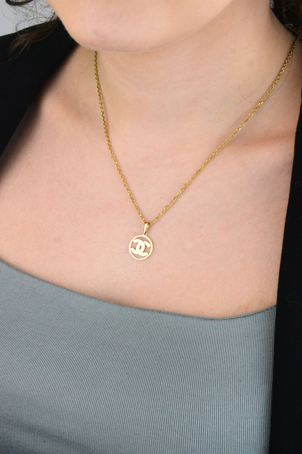 Złota zawieszka Chanel okrągła 585 (1).jpg