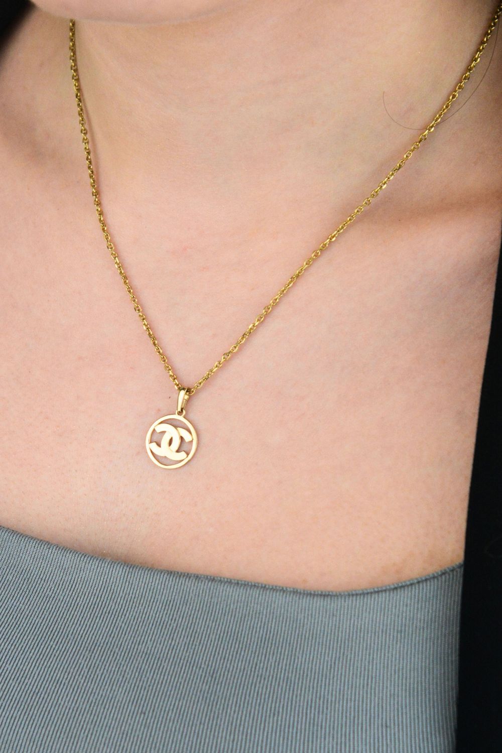 Złota zawieszka Chanel okrągła 585 (1).jpg