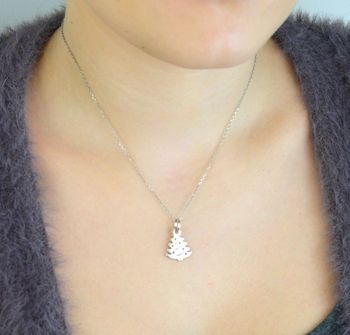 Srebrna zawieszka w kształcie choinki DIA-ZAW-CHOINKA-925 Świąteczna i pełna uroku zawieszka srebrna w kształcie choinki, wykonana z wysokiej jakości srebra próby 925 (4).JPG