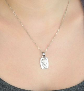 Srebrny medalik z wizerunkiem chłopca próby 925. Solidna, trwała pamiątka na chrzest, komunię lub inną ważną okazję. Elegancki i ponadczasowy (2).JPG