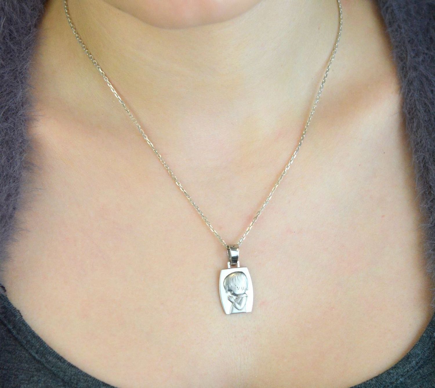 Srebrny medalik prostokątny z wizerunkiem chłopca 925 DIA-ZAW-CHŁOPIEC-925 – pamiątka religijna.jpg