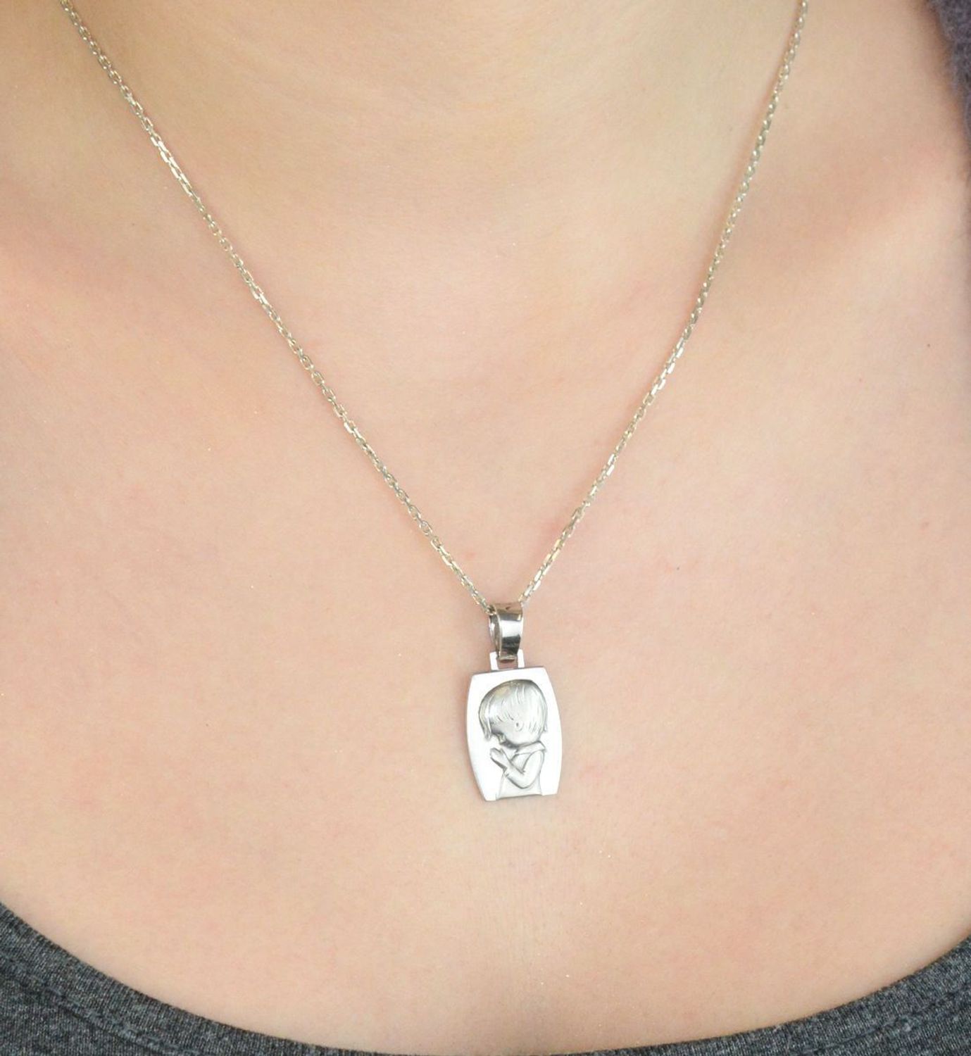 Srebrny medalik prostokątny z wizerunkiem chłopca 925 DIA-ZAW-CHŁOPIEC-925 – pamiątka religijna.jpg