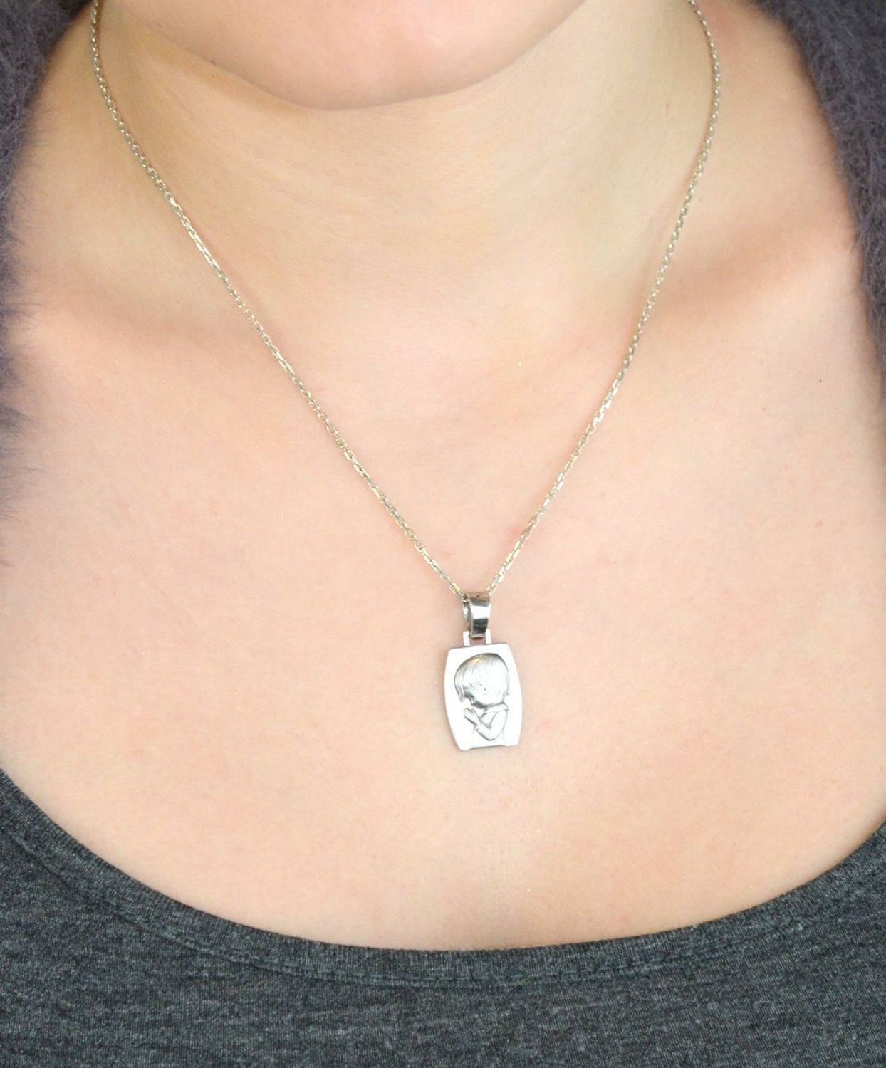 Srebrny medalik prostokątny z wizerunkiem chłopca 925 DIA-ZAW-CHŁOPIEC-925 – pamiątka religijna.jpg